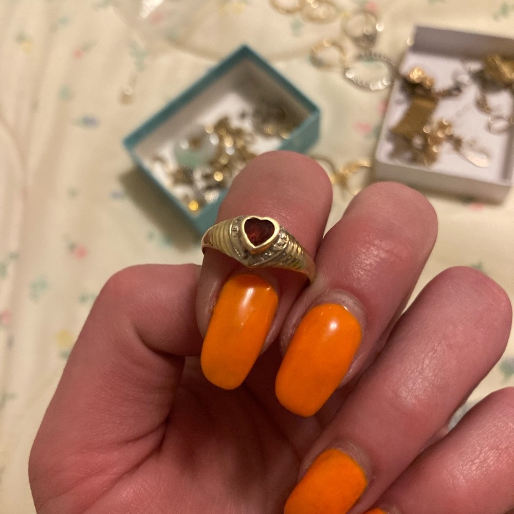 Solid 10k gold Garnet ring. 1.7g